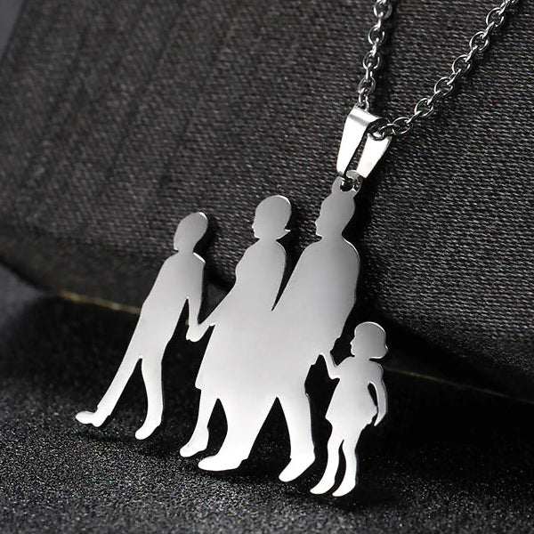 Collier et son pendentif "Maman, papa, fils et fille"