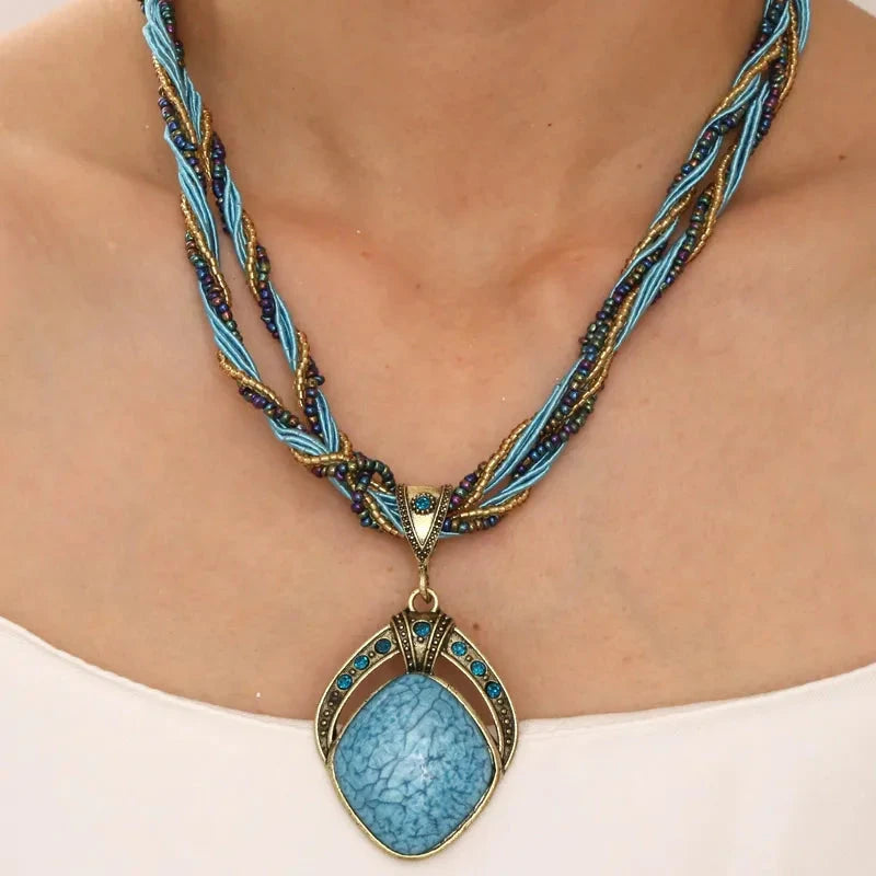 Collana etnica con grande pendente ovale blu