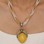 Collier Ethnique avec Grand Pendentif Ovale jaune