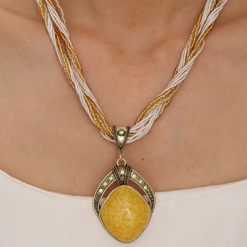 Collana etnica con grande pendente ovale giallo