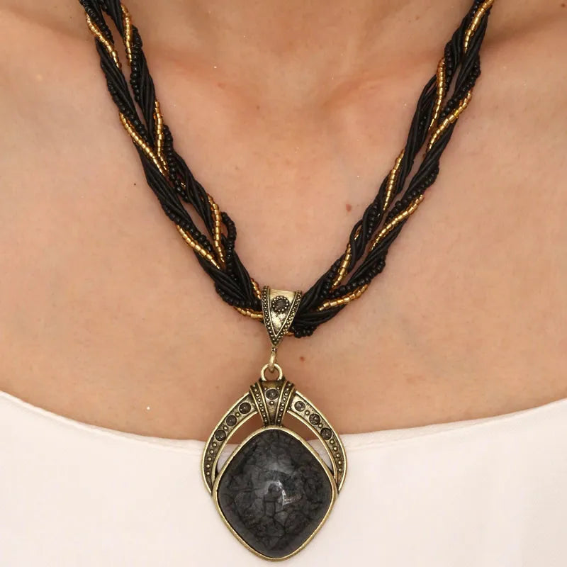 Collana etnica con grande pendente ovale nero