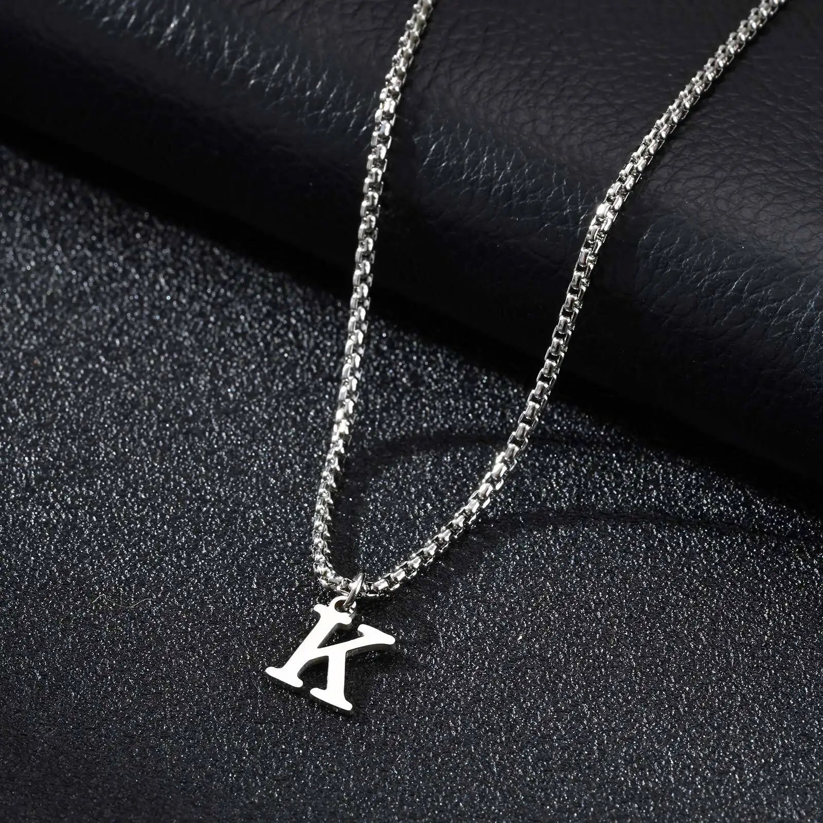 Collier homme avec pendentif initiale k
