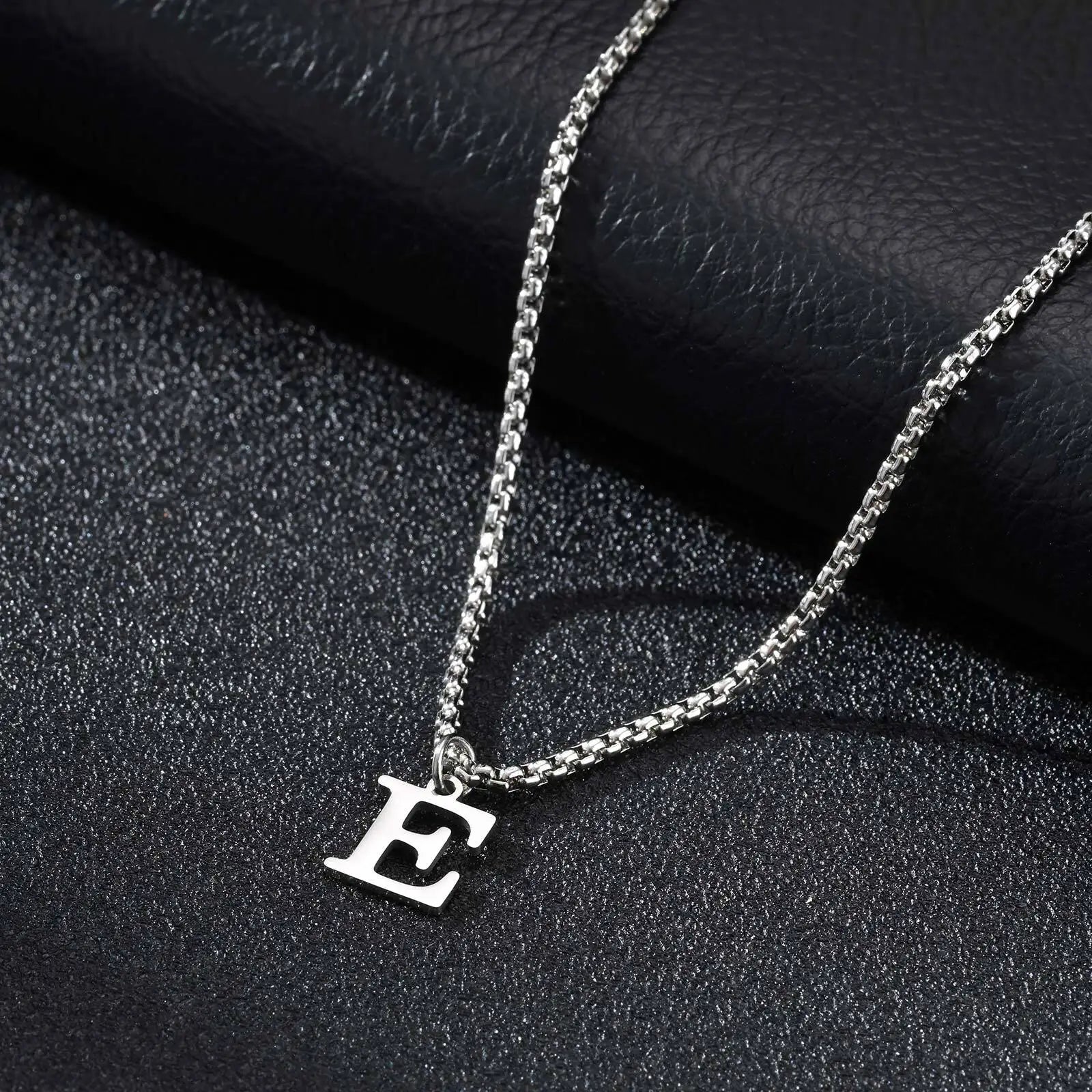 Collier homme avec pendentif initiale e