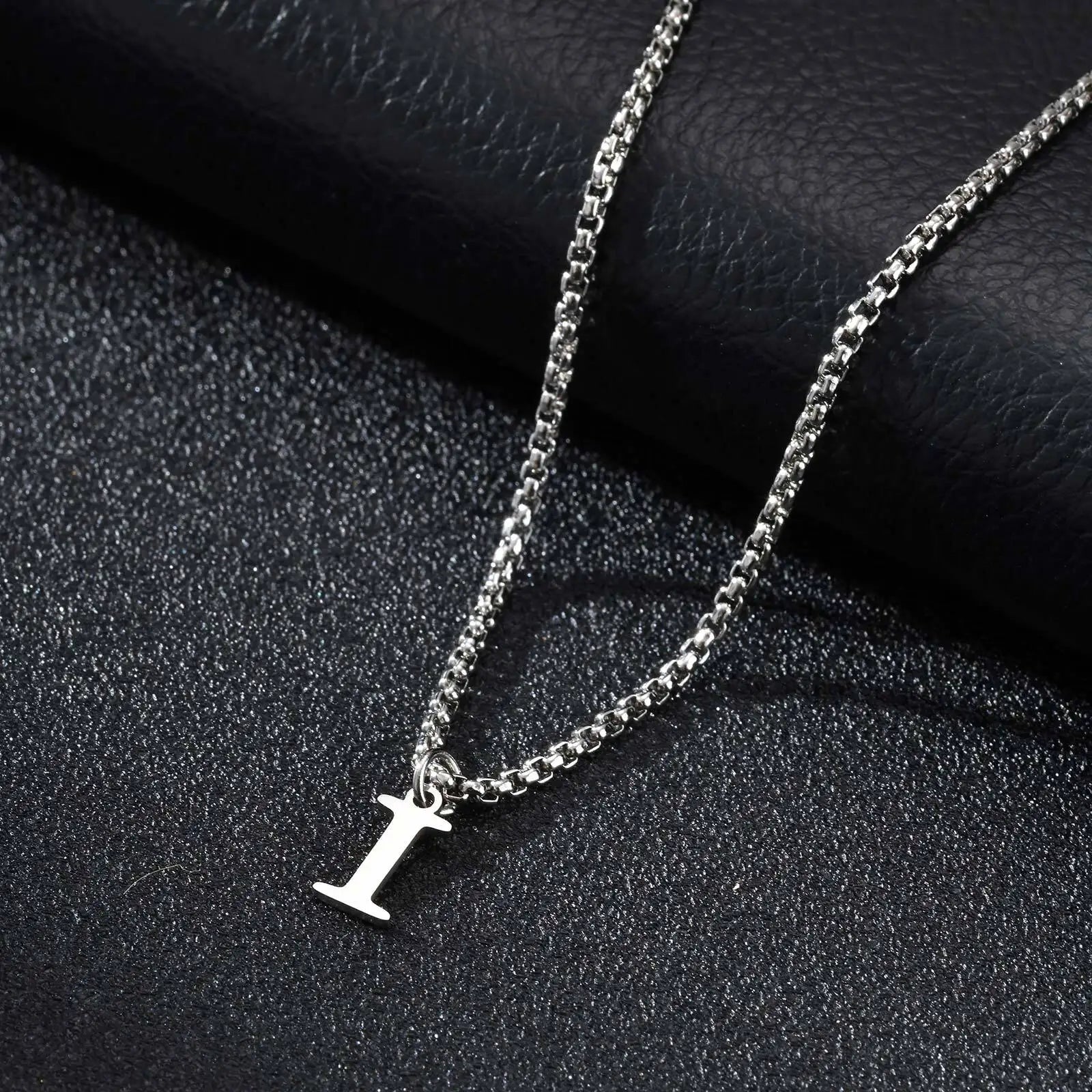 Collier homme avec pendentif initiale i