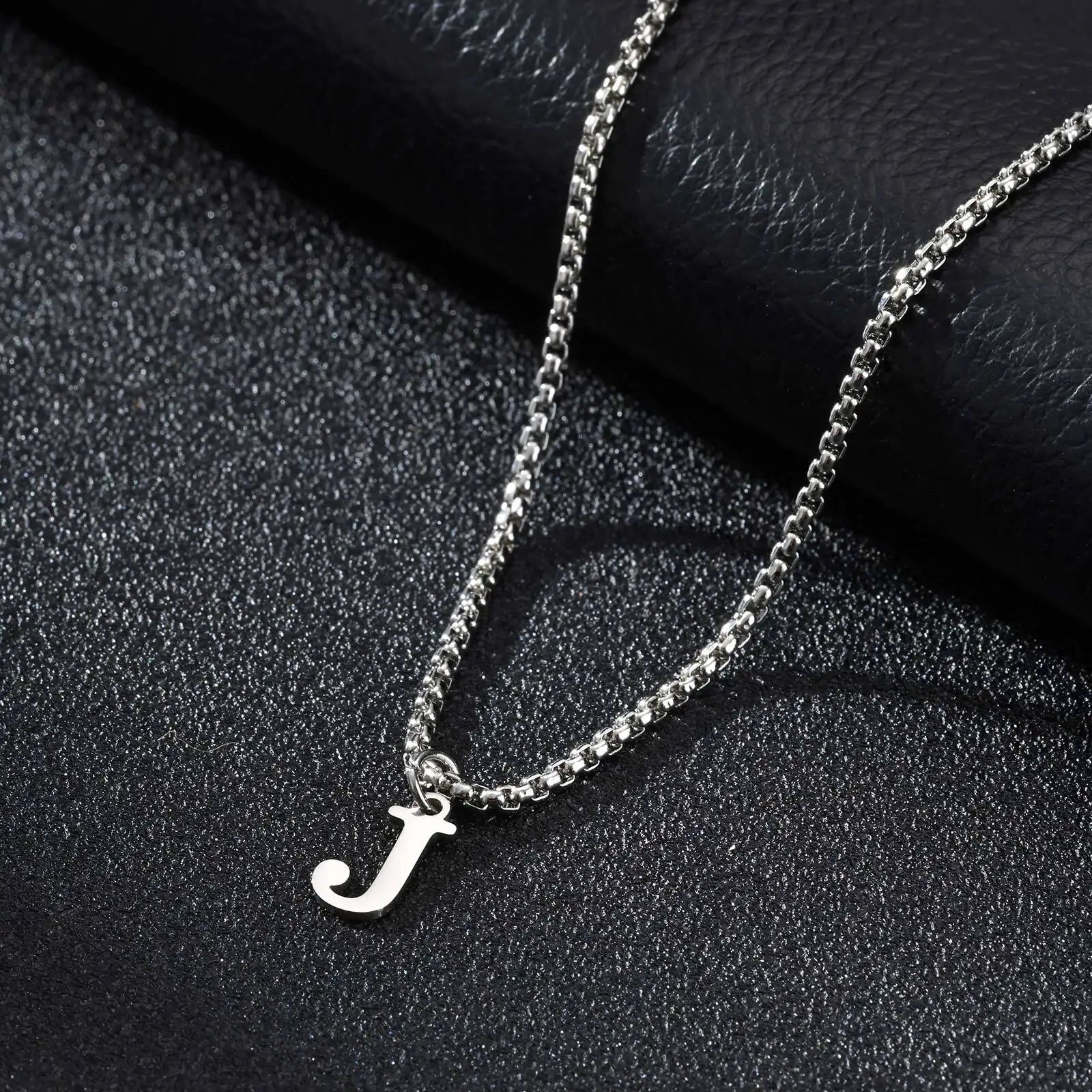 Collier homme avec pendentif initiale j