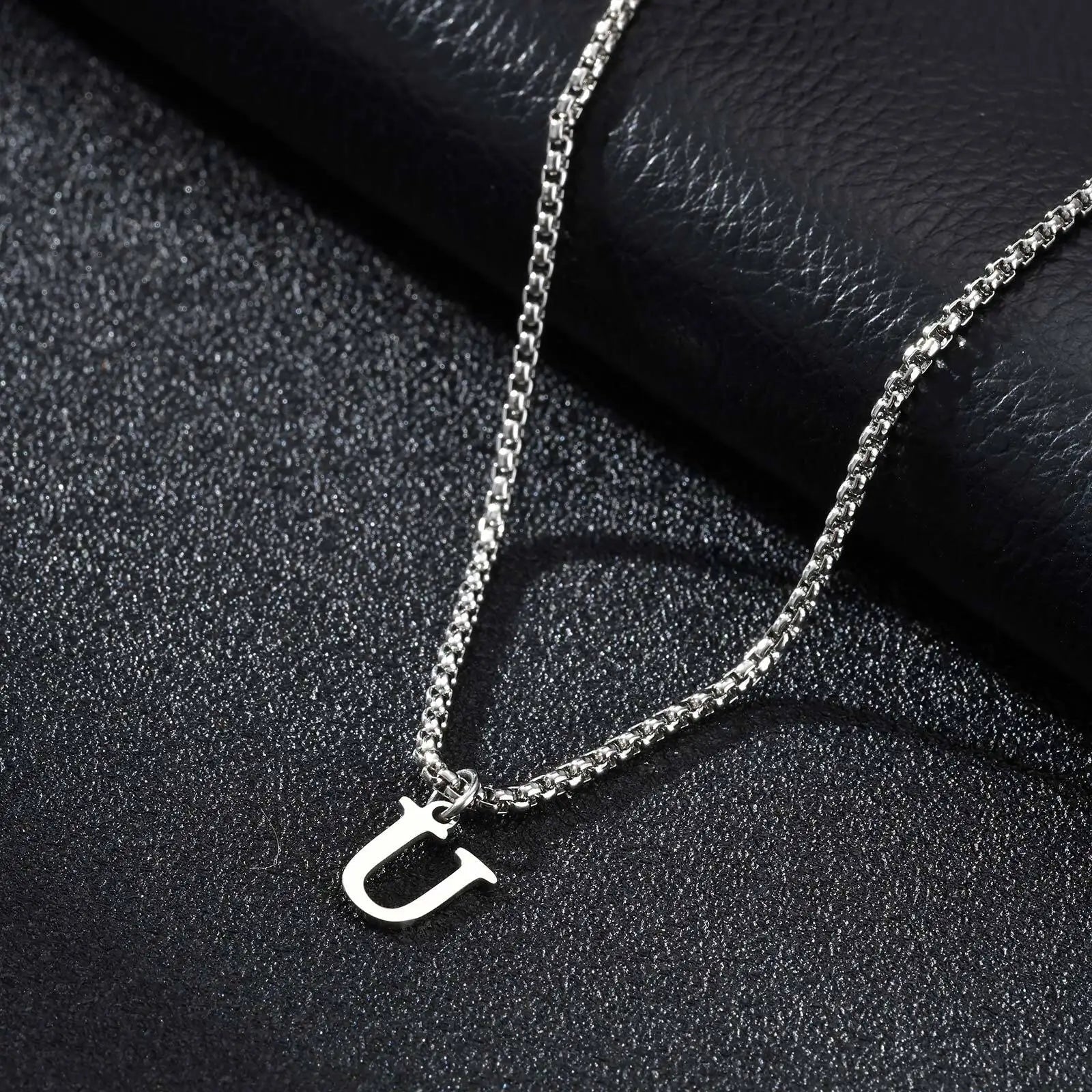Collier homme avec pendentif initiale u
