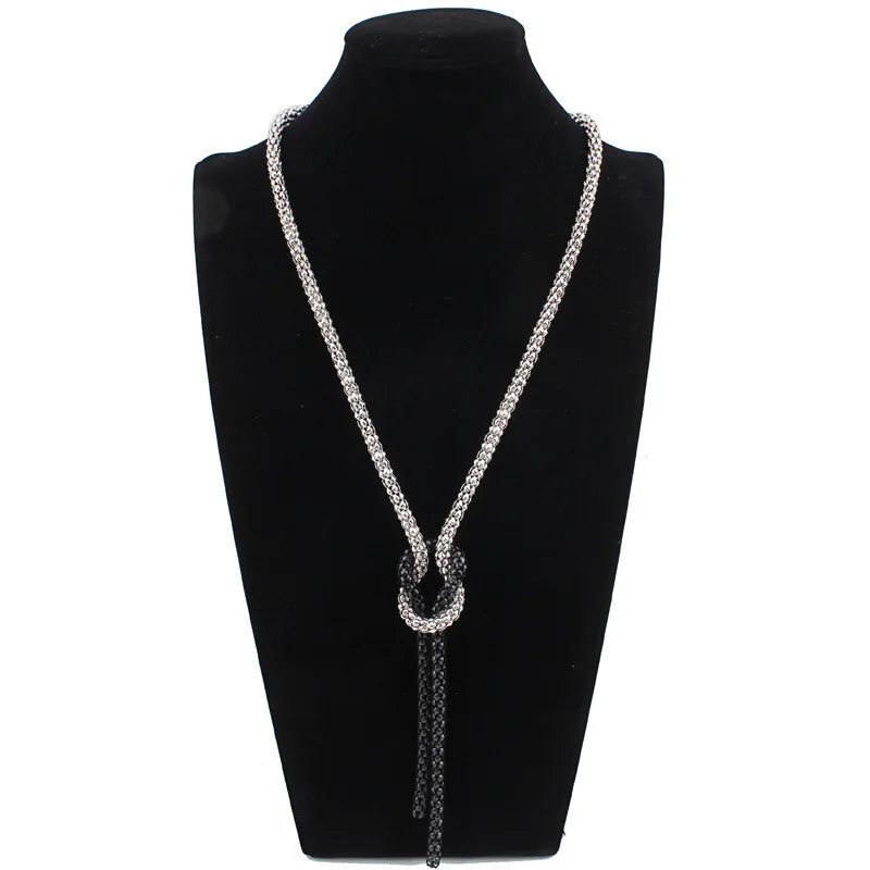 Lange ketting met knoop-hanger in zilver en zwart
