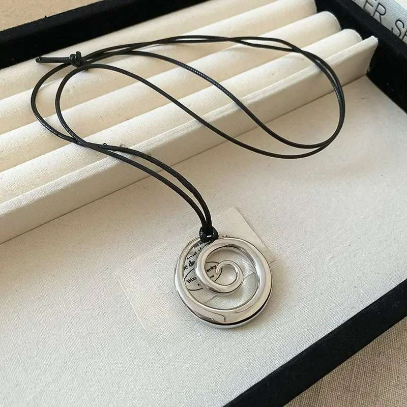 Hosszú nyaklánc ezüst spirál medállal