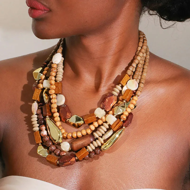 Collana con ciondolo di perle e legno marrone