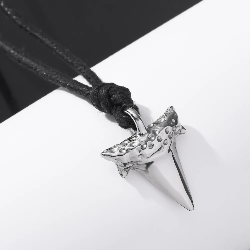 Collier Pendentif Dent de Requin pour Homme argent