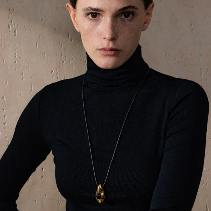 Bohemiško stiliaus auksinis lašo formos pakabukas ant kaklo