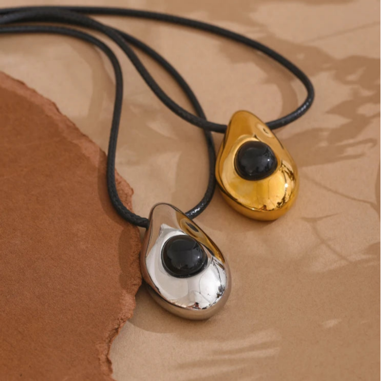 Bohemiško stiliaus auksinis lašo formos pakabukas ant kaklo