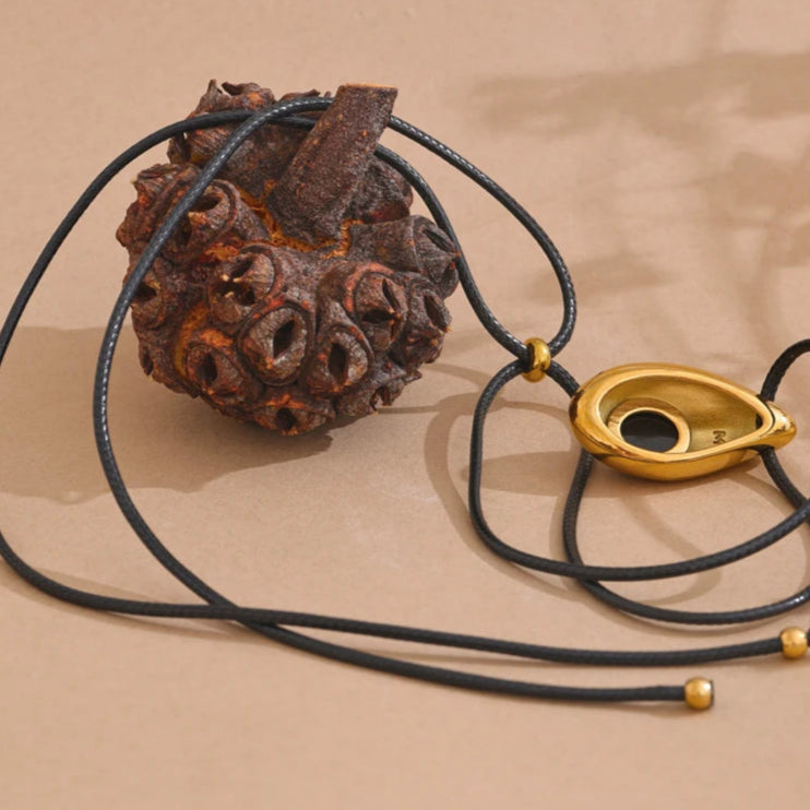 Bohemiško stiliaus auksinis lašo formos pakabukas ant kaklo