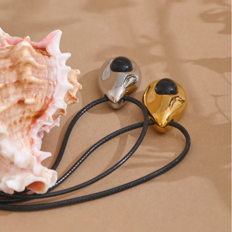 Bohemiško stiliaus sidabrinis lašo formos pakabukas ant kaklo