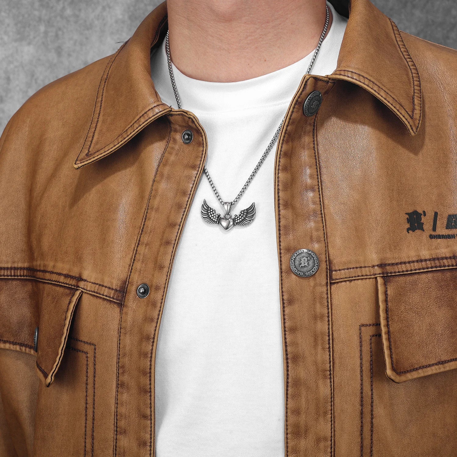 Collier homme avec pendentif coeur et ailes d'ange