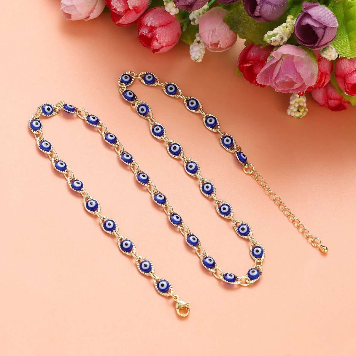 Collier ras de cou orné de multiples pendentifs oeil bleu bleu foncé