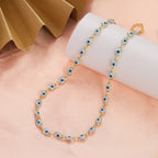 Collier ras de cou orné de multiples pendentifs oeil bleu bleu clair