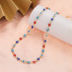 Collier ras de cou orné de multiples pendentifs oeil bleu bleu et rouge