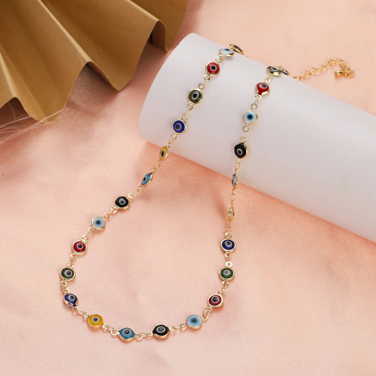 Collier ras de cou orné de multiples pendentifs oeil bleu multicolore tons neutres