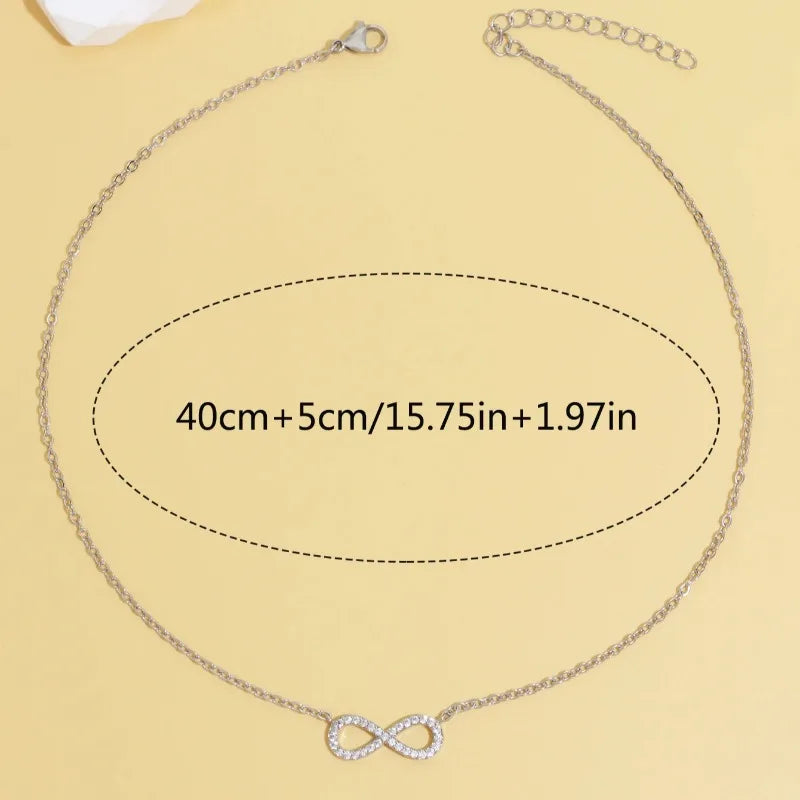 Collier ras de cou avec pendentif infini scintillant