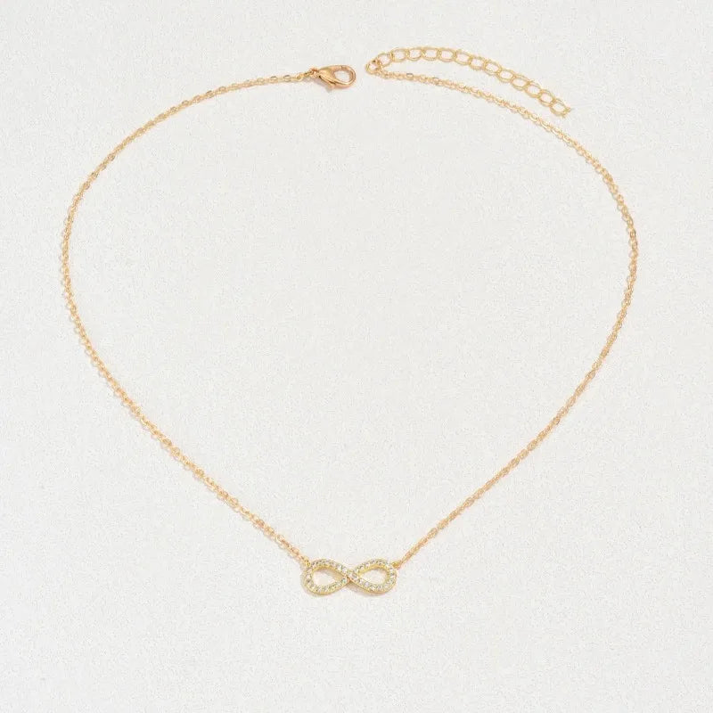 Collier ras de cou avec pendentif infini scintillant