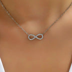 Collier ras de cou avec pendentif infini scintillant argent