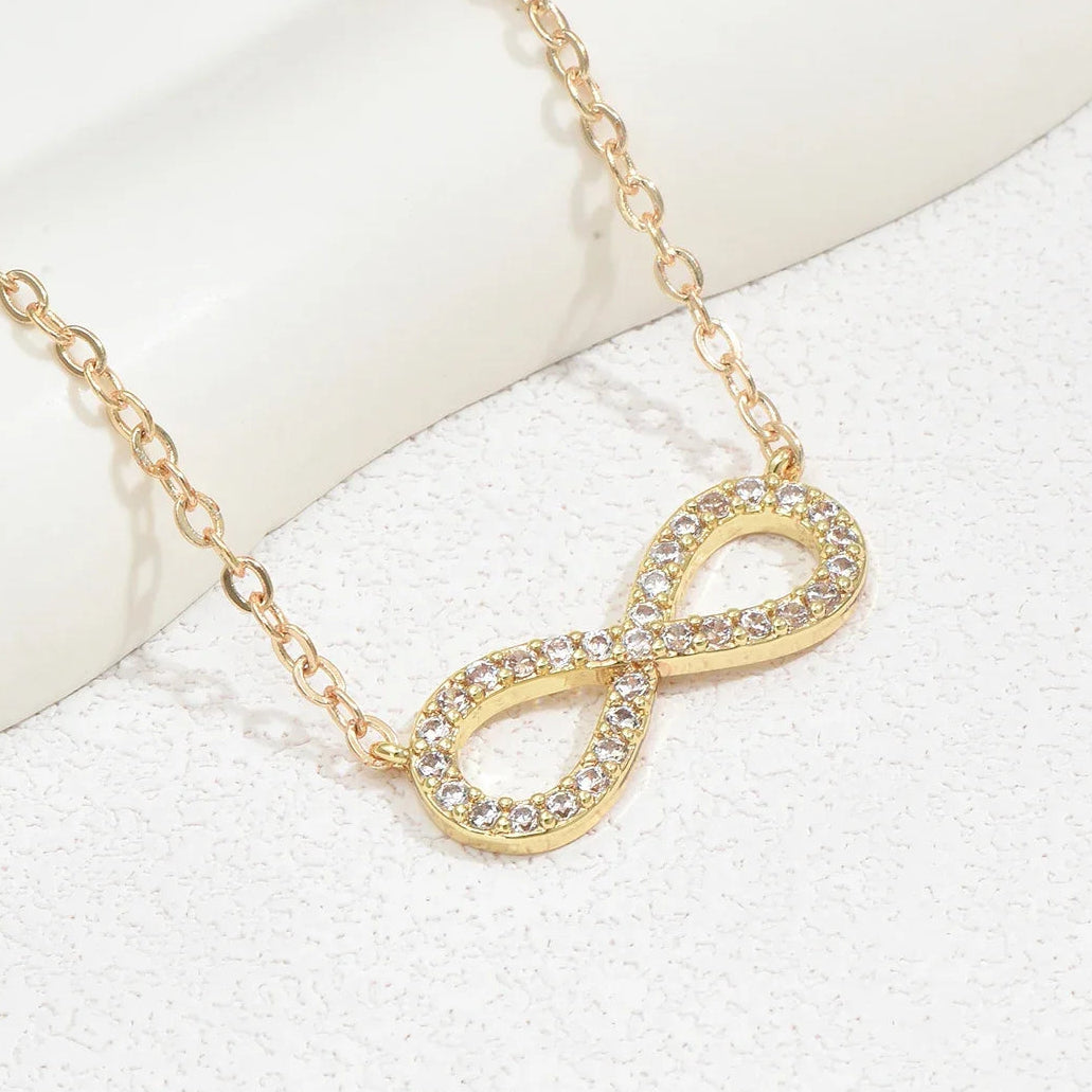 Collier ras de cou avec pendentif infini scintillant