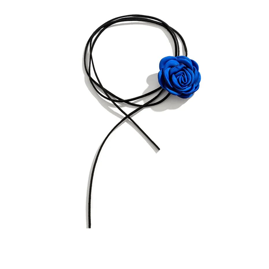 Elegante Halskette mit großem Rosenblütenanhänger 