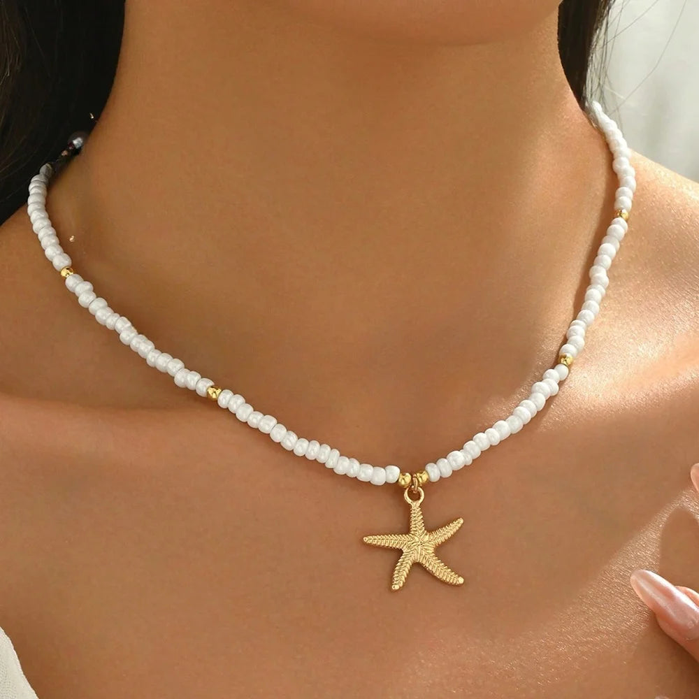 Náhrdelník choker s mušľou a hviezdicou, biele jemné perly