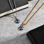 Collier torsadé avec pendentif oeil bleu discret or