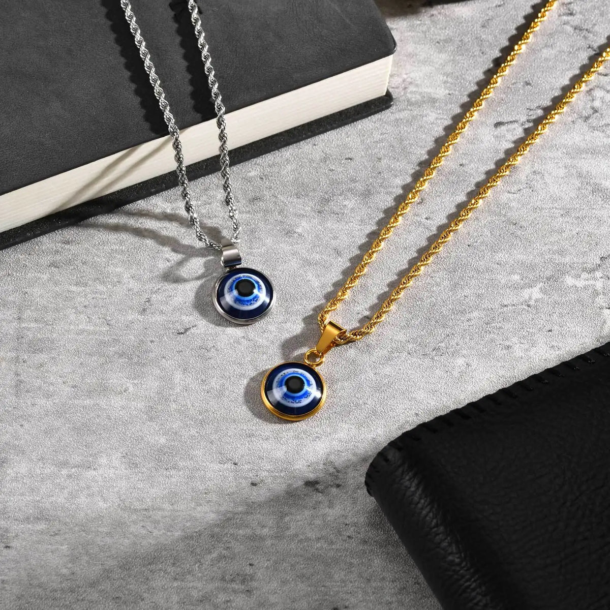 Collier torsadé avec pendentif oeil bleu discret or