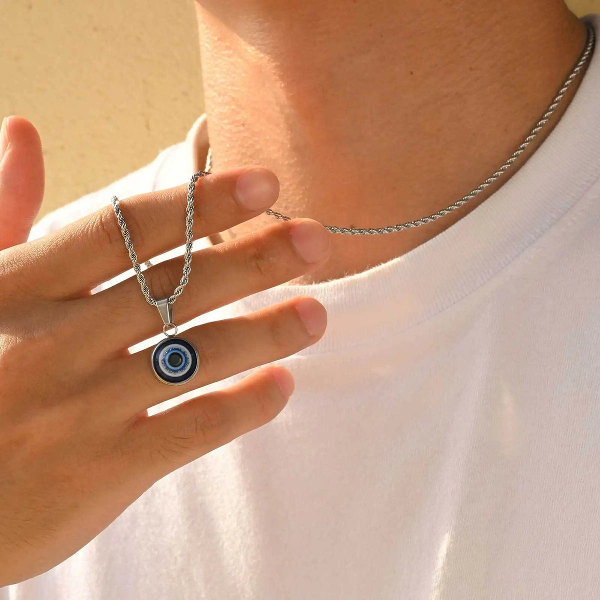 Collier torsadé avec pendentif oeil bleu discret argent