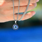 Collier torsadé avec pendentif oeil bleu discret argent