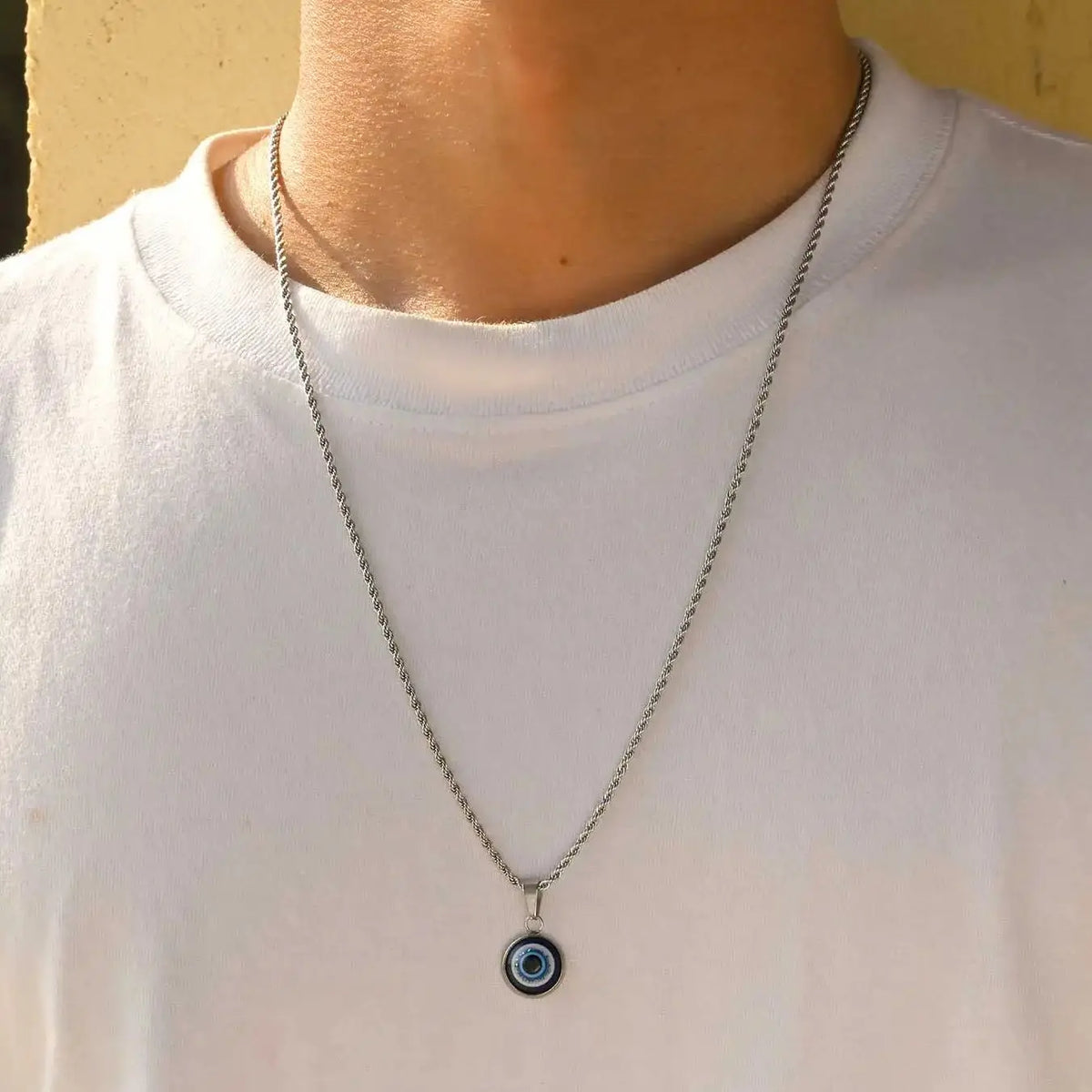Collier torsadé avec pendentif oeil bleu discret argent