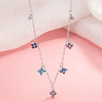 Collier avec pendentifs trèfles multicolore