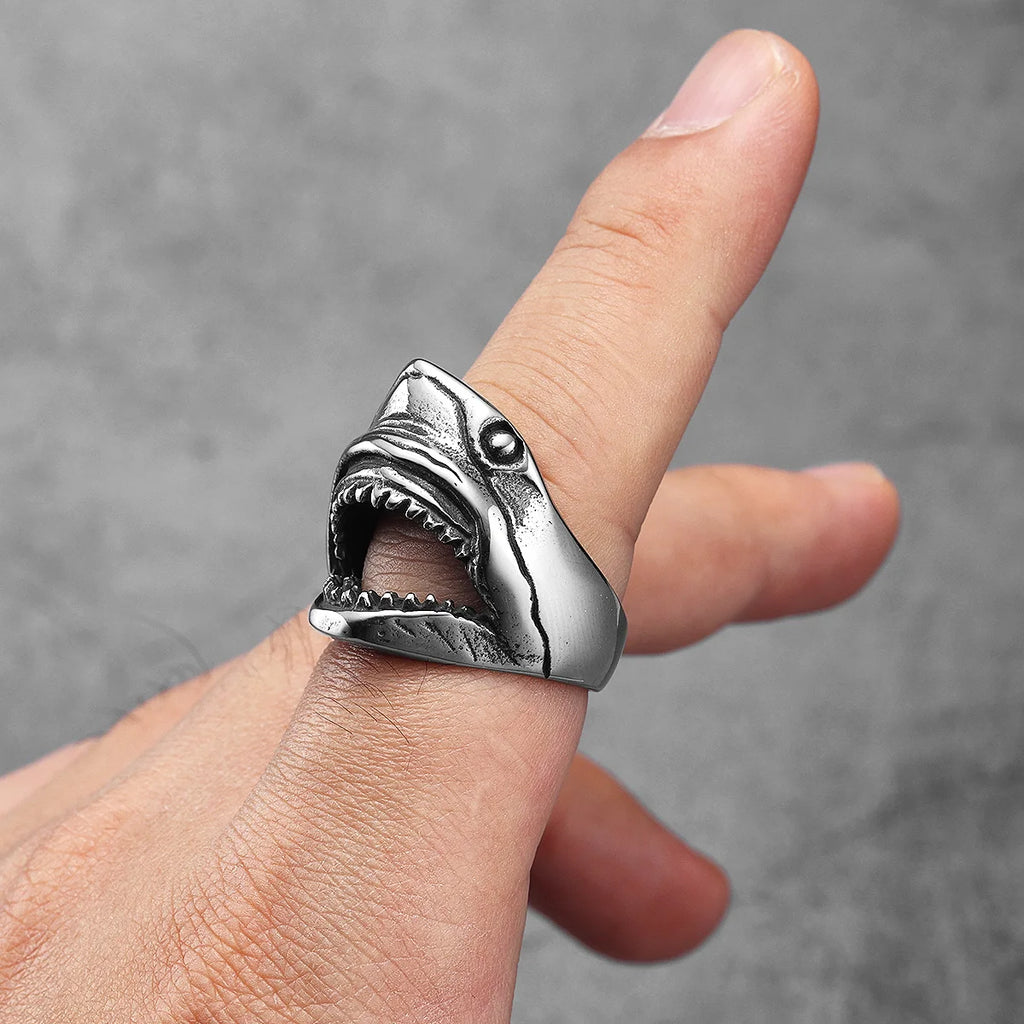 Anillo grande con cabeza de tiburón