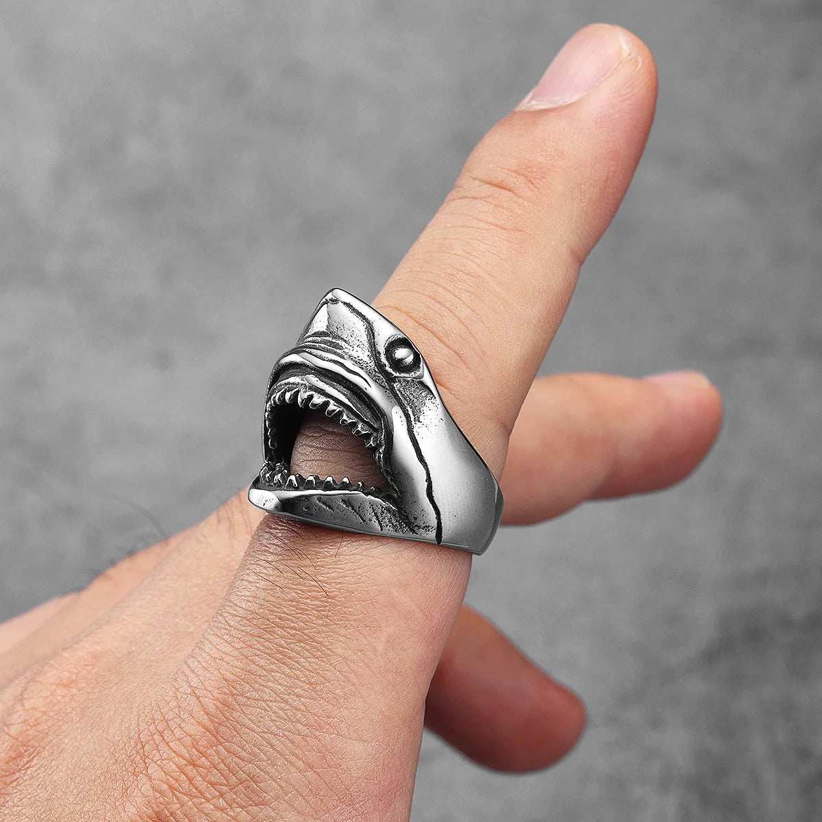 Anillo grande con cabeza de tiburón