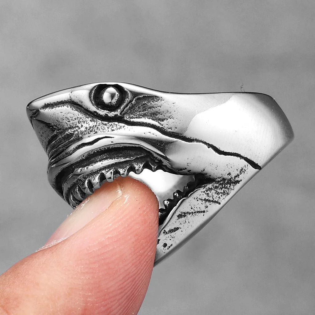 Anillo grande con cabeza de tiburón