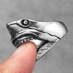Anillo grande con cabeza de tiburón