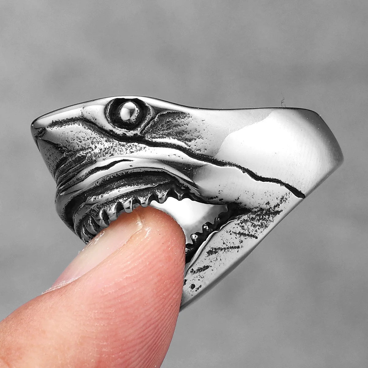 Anillo grande con cabeza de tiburón