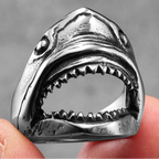 Anillo grande con cabeza de tiburón