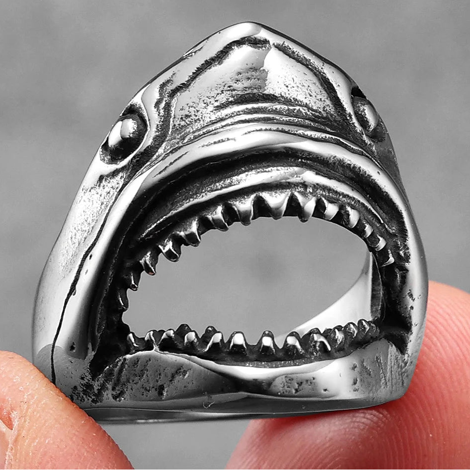 Anillo grande con cabeza de tiburón