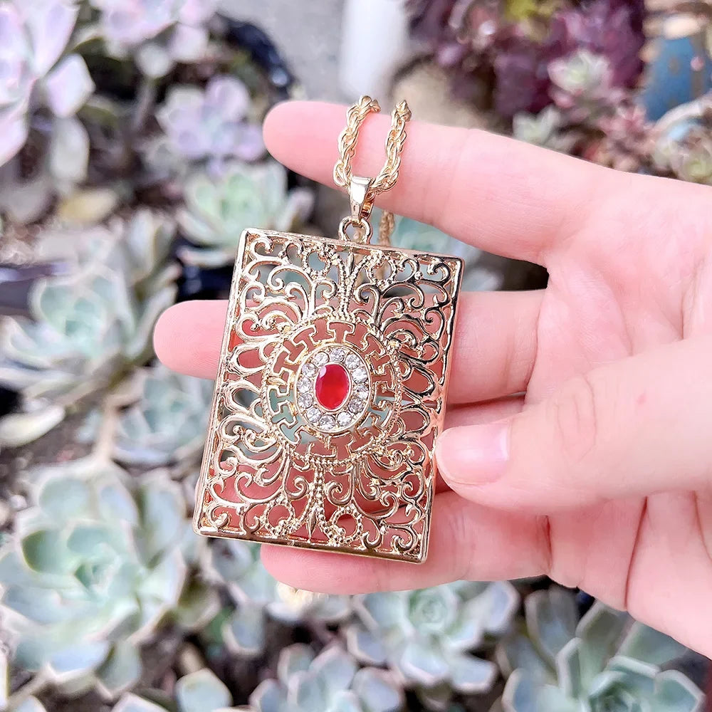 Långt halsband med traditionellt arabiskt rött hänge
