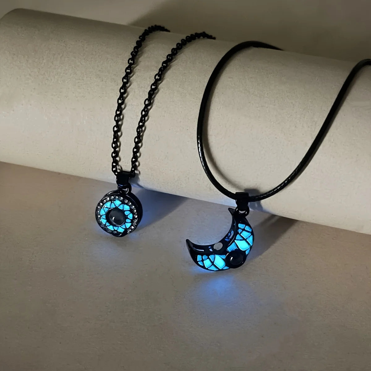 Lot de 2 Colliers avec Pendentif Lumineux Lune ou soleil pour Couple