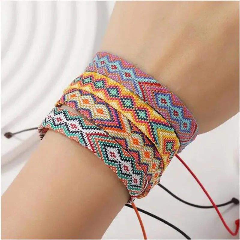 Set aus 8 brasilianischen Armbändern mit geometrischen Mustern