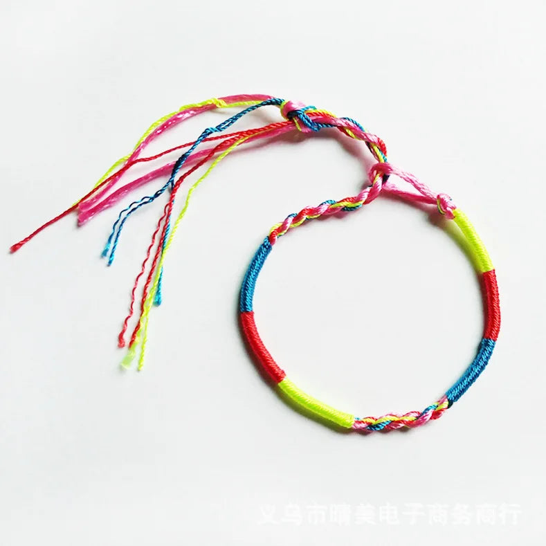 Confezione da 9 braccialetti brasiliani portafortuna multicolore