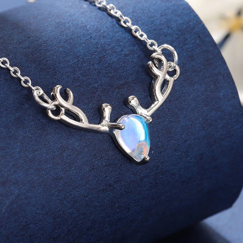 Colar com pendente de madeira de veado e pedra-da-lua azul iridescente