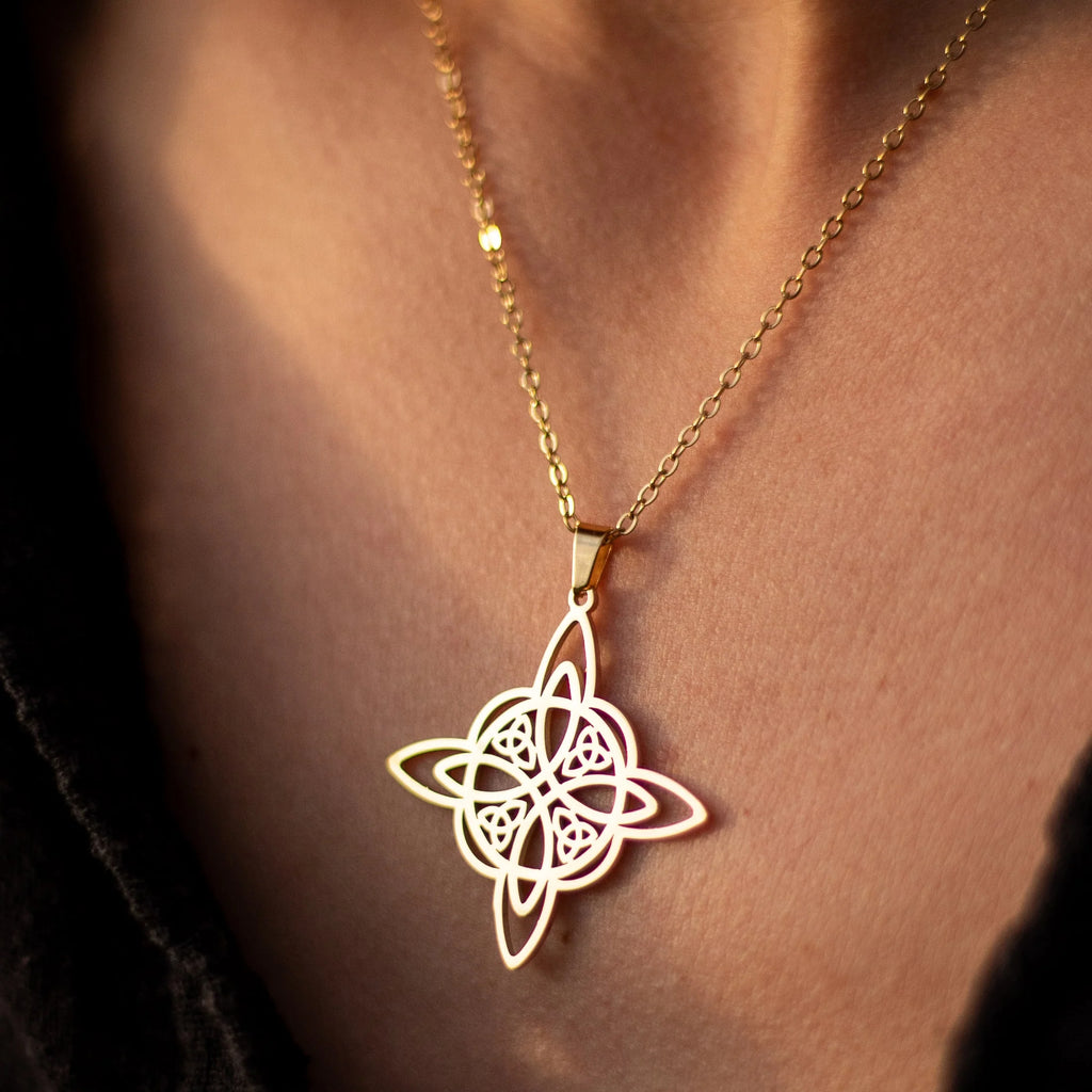 Pendentif et collier "protection éternelle" nœud de sorcière