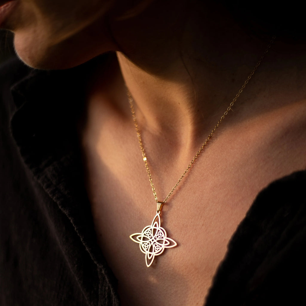 Pendentif et collier "protection éternelle" nœud de sorcière