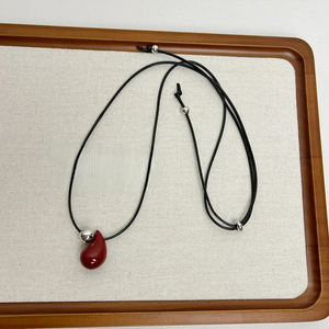 Collier en Lacet Pendentif Goutte d'Eau rouge